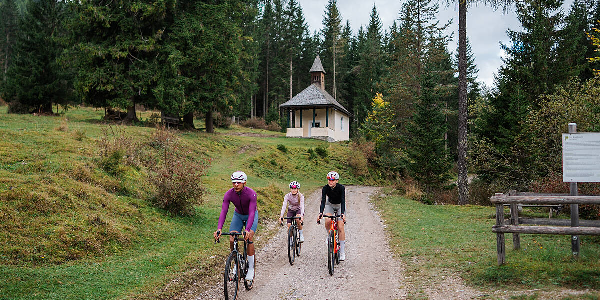 Gravelbiker unterwegs rund um den Weissensee – abwechslungsreiche Naturkulisse zwischen See, Wald und Almwegen.